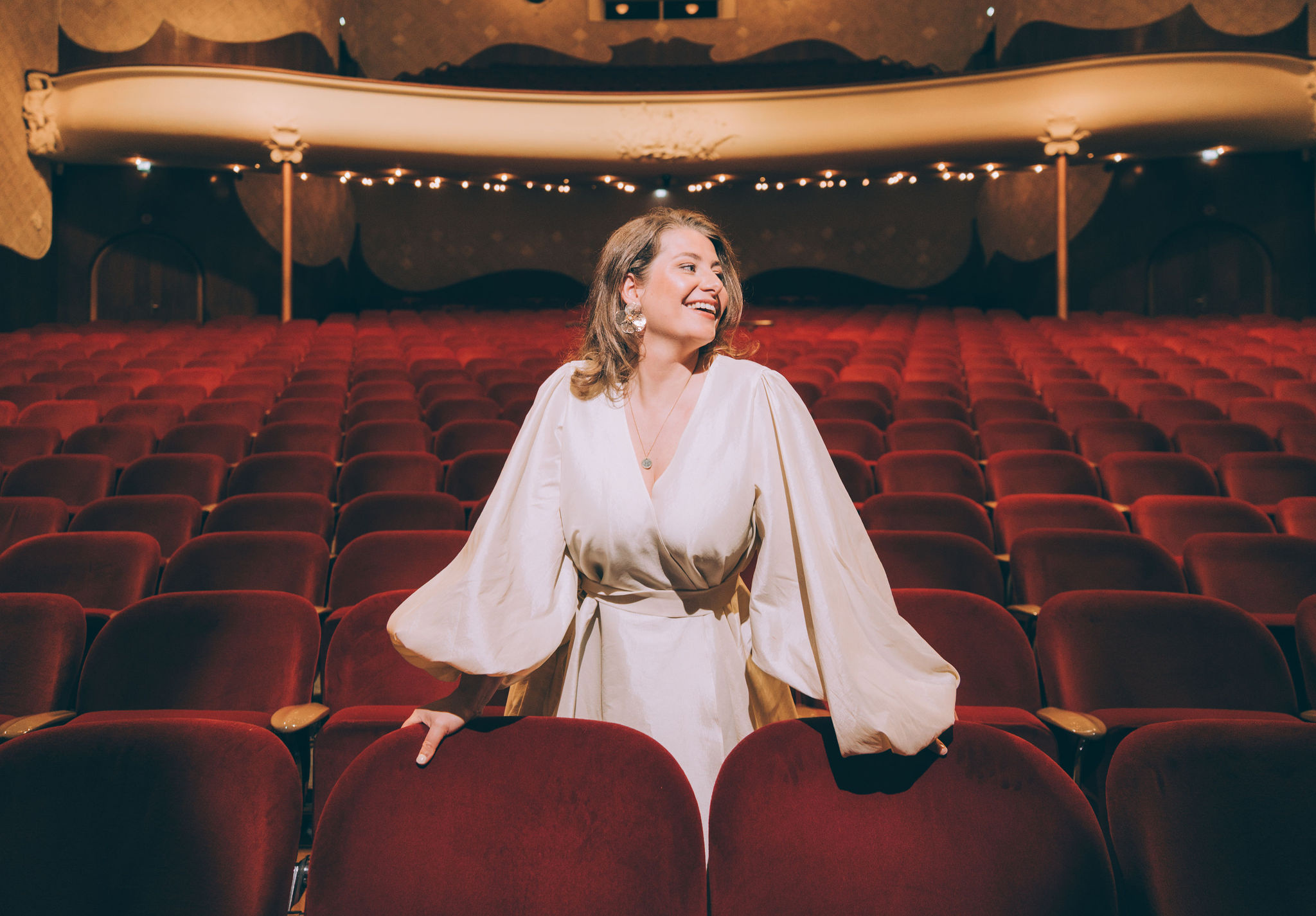 Harriëtte in de warme sfeer van een theaterzaal